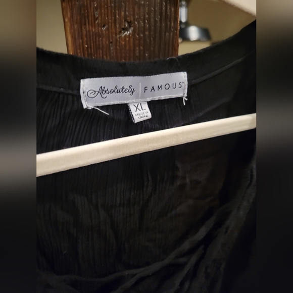 Absolutely Famous Flowy black top XL - Picture 2 of 4